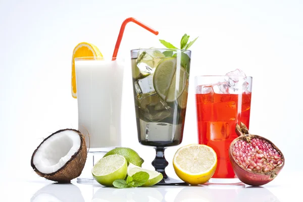 Bebidas alcohólicas exóticas con frutas — Foto de Stock