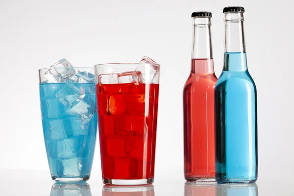 Экзотические алкогольные напитки с фруктами — стоковое фото