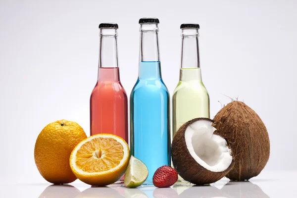 Bebidas alcohólicas exóticas con frutas —  Fotos de Stock
