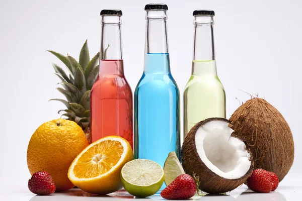 Exotiska alkohol drycker med frukter — Stockfoto