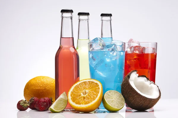 Exotische Alkoholgetränke mit Früchten — Stockfoto
