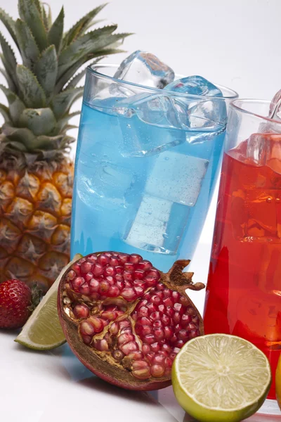 Bebidas alcoólicas exóticas com frutas — Fotografia de Stock
