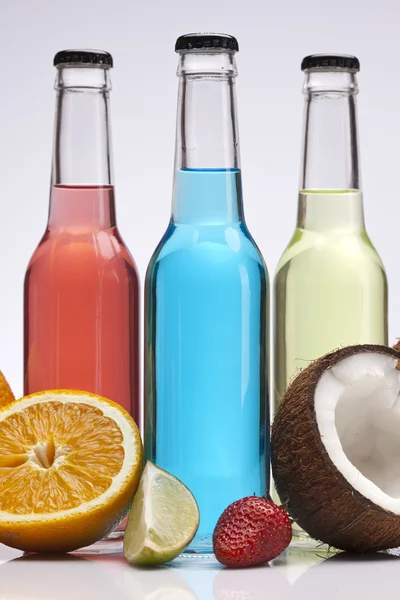 Exotische alcohol drinkt set met vruchten — Stockfoto