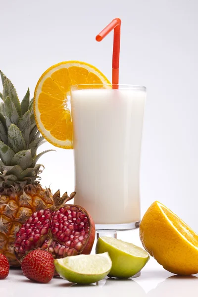 Bevande alcoliche esotiche con frutta — Foto Stock
