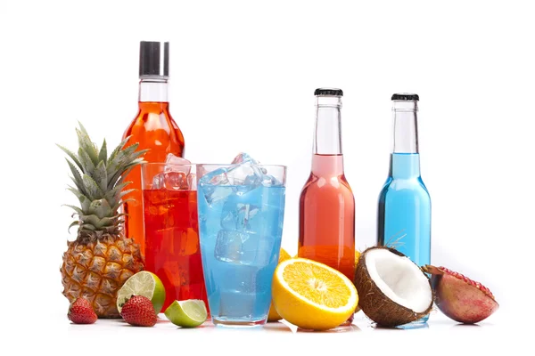 Meg a gyümölcsök egzotikus alkoholos italok — Stock Fotó