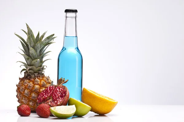 Exotische alcohol drinkt set met vruchten — Stockfoto