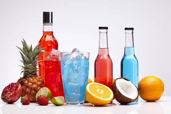 Meg a gyümölcsök egzotikus alkoholos italok — Stock Fotó