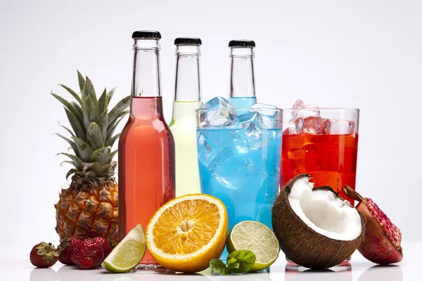 Egzotik alkollü içecekler ile meyve ayarla — Stok fotoğraf