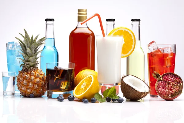 フルーツ入りのエキゾチックなアルコール飲料 — ストック写真