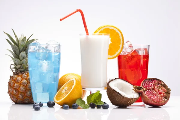 Exotiska alkohol drycker med frukter — Stockfoto