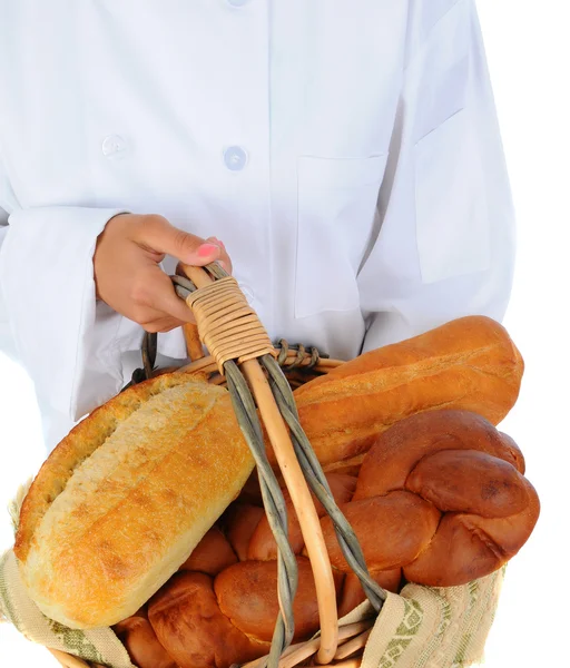 Bäcker hält einen Korb mit Brot — Stockfoto