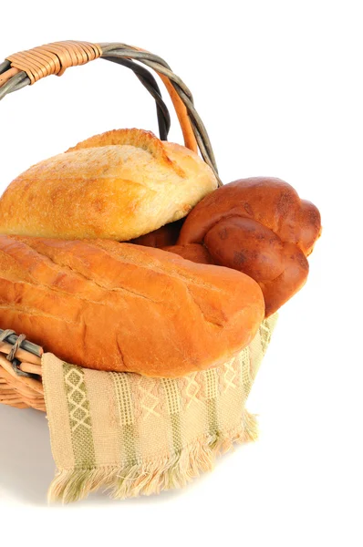 Корзина с разнообразным хлебом — стоковое фото