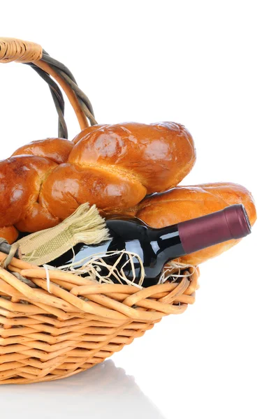 Panier de pains assortis et bouteille de vin — Photo
