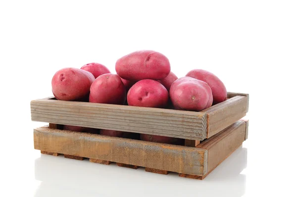 Pommes de terre rouges dans une caisse en bois — Photo