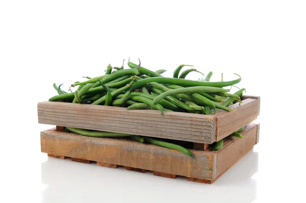 Caixa de madeira com feijão verde — Fotografia de Stock