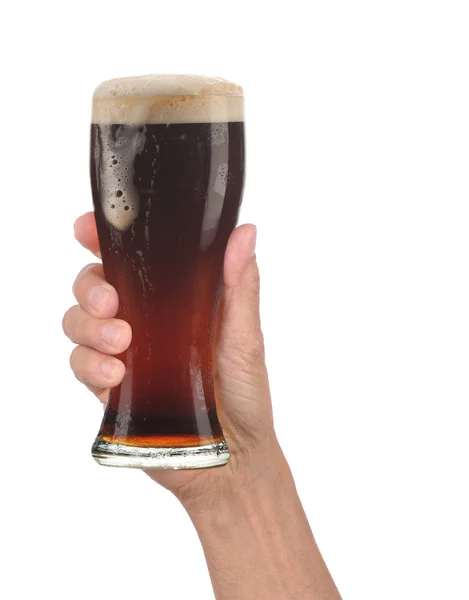 Mão segurando vidro de cerveja espumosa — Fotografia de Stock