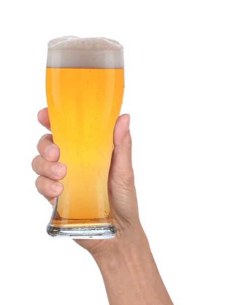 Mão segurando vidro de cerveja espumosa — Fotografia de Stock