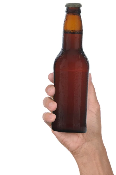 Рука держит бутылку пива — стоковое фото