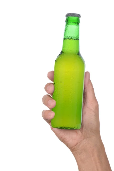 Рука держит бутылку пива — стоковое фото