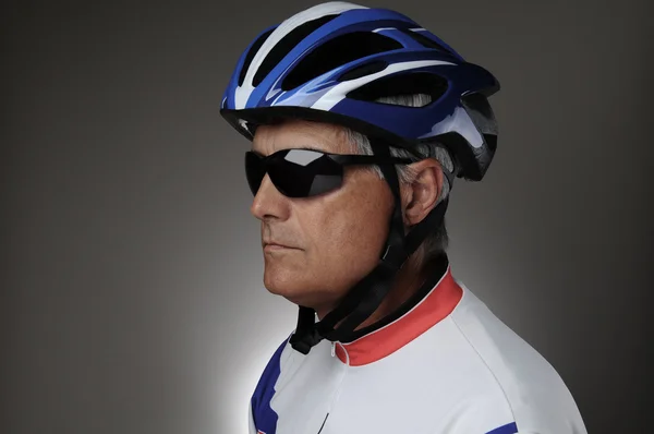 Hombre con casco de ciclismo fotografías e imágenes de alta resolución -  Alamy