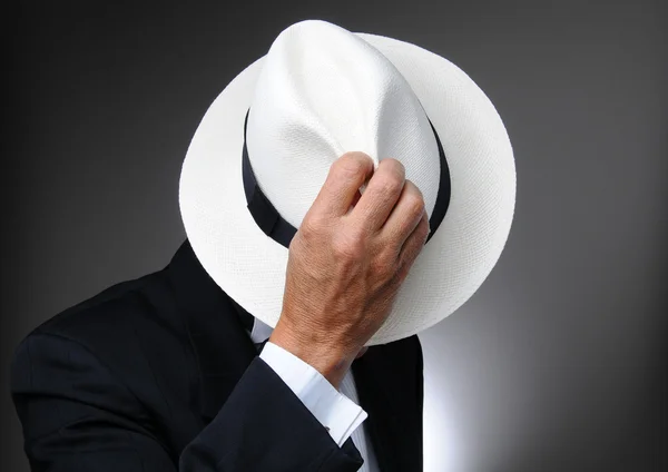 Άνδρας στο σμόκιν πίσω από το καπέλο. — Φωτογραφία Αρχείου