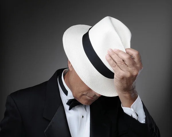 Man in smoking met panama hoed — Stockfoto