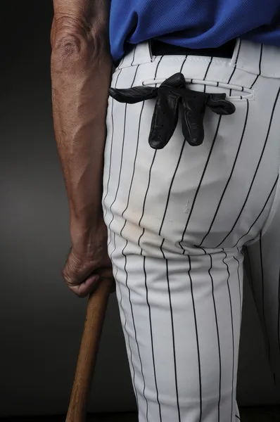 Giocatore di baseball da primo piano appoggiato al pipistrello — Foto Stock