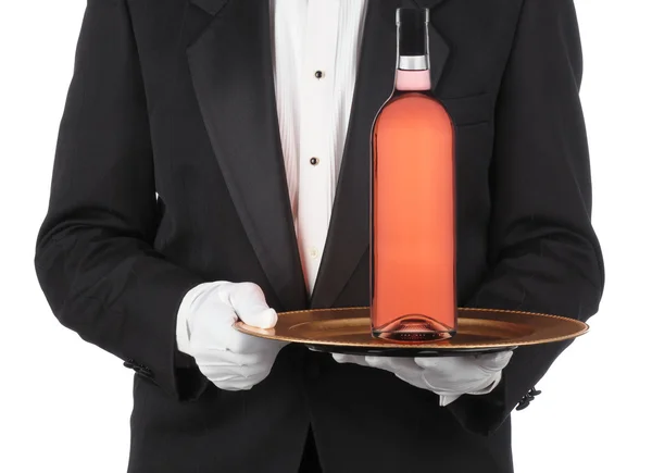 Butler met fles wijn op de lade — Stockfoto