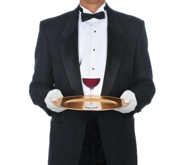 Официант со стаканом красного вина на подносе — стоковое фото
