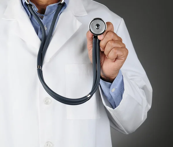 Tatlı doktor holding stetoskop — Stok fotoğraf