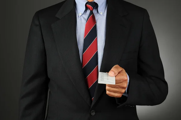 Krawat gospodarstwa karta kredytowa — Zdjęcie stockowe