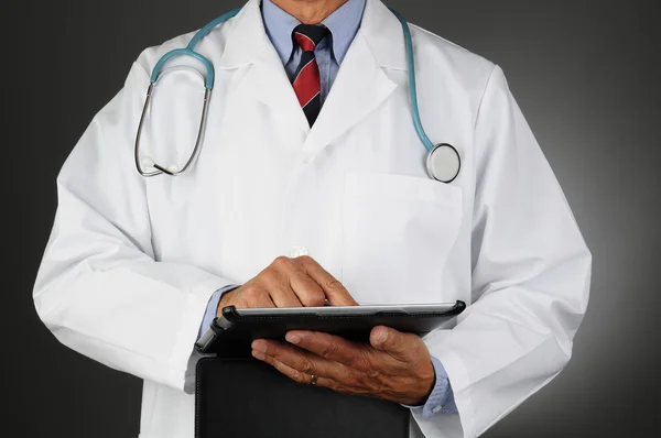 Doktor s počítačem tabletu — Stock fotografie