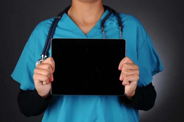 Enfermera que sostiene la computadora de la tabla — Foto de Stock