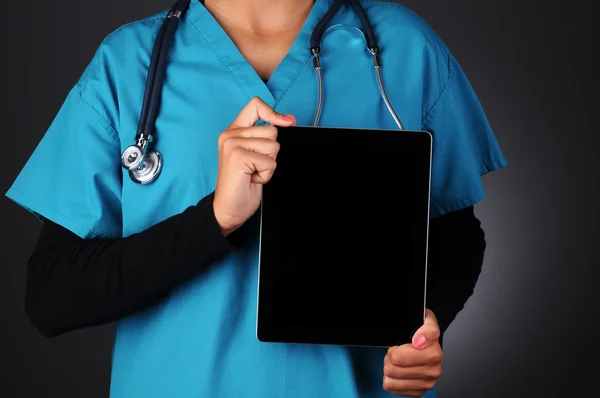 Enfermera que sostiene la computadora de la tabla — Foto de Stock