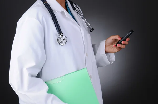 Медсестра холдингу діаграми і стільниковий телефон — стокове фото