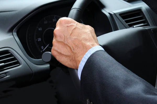 Mão de homem no volante — Fotografia de Stock