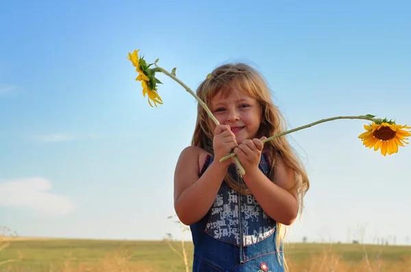 Dziewczyna w polu — Zdjęcie stockowe