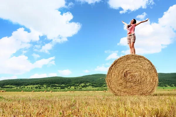Женщина наслаждается пшеницей — стоковое фото