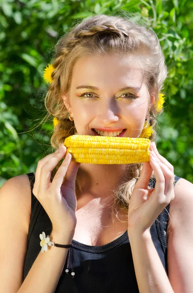 Жінка їсть кукурудзи хоб — стокове фото