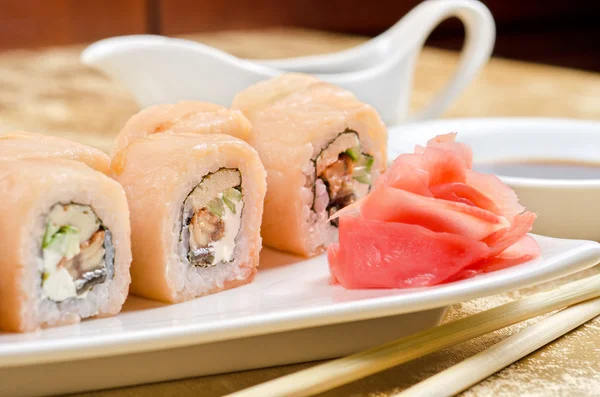 Krewetki i eel sushi roll — Zdjęcie stockowe