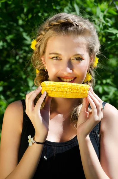 Жінка їсть кукурудзи хоб — стокове фото