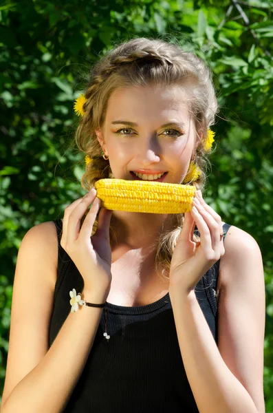 Mujer comiendo mazorca de maíz — Foto de Stock