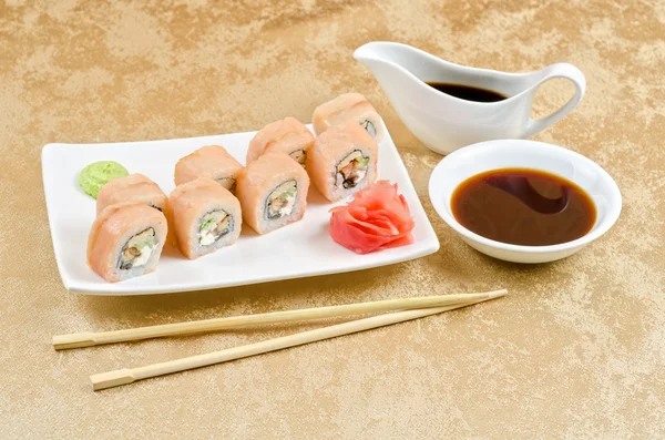 Krevety a úhoře sushi roll — Stock fotografie
