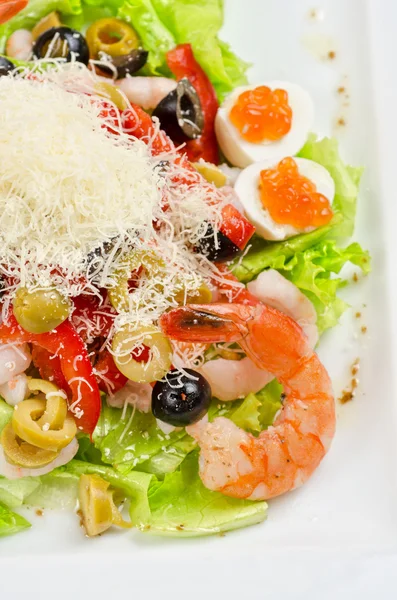 Leckerer Salat mit Meeresfrüchten — Stockfoto