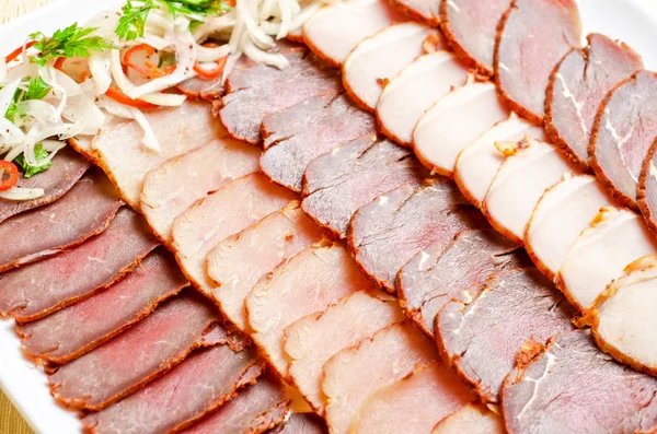 Snijden worst en vlees — Stockfoto