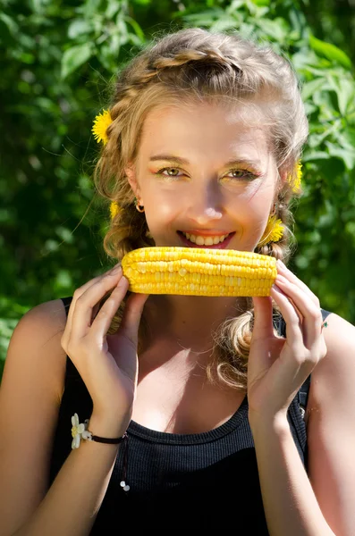 Woman eating corn-cob — Stock Photo, Image