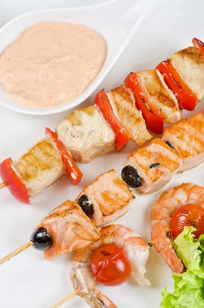 Grilled salmon and shrimps — Stock Photo, Image