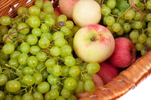 Manzanas y uvas — Foto de Stock