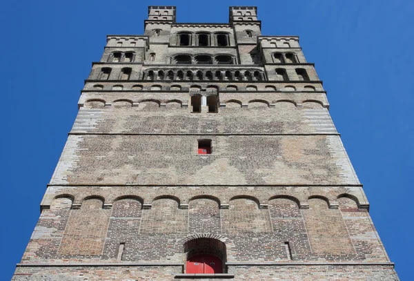 Onze Vrouwe kerk toren in Brugge — Stockfoto