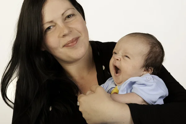 愛情深い母親と赤ちゃんのあくび — ストック写真